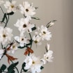 Handgemachte weiße Krepppapier-Rose im Terrakotta-Topf, künstliche Rosenpflanze, botanische Skulptur, 45 cm
