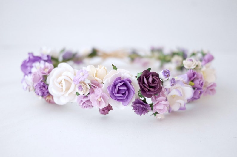 Weiß-violetter Papierblumenkranz als Stirnband – 20 cm, handgemachter Hochzeitshaarschmuck mit verstellbarem Band