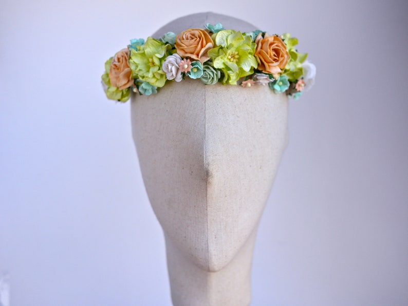 Haarreif aus Papierblumen, pastellgrüne und orangefarbene Hochzeitskrone