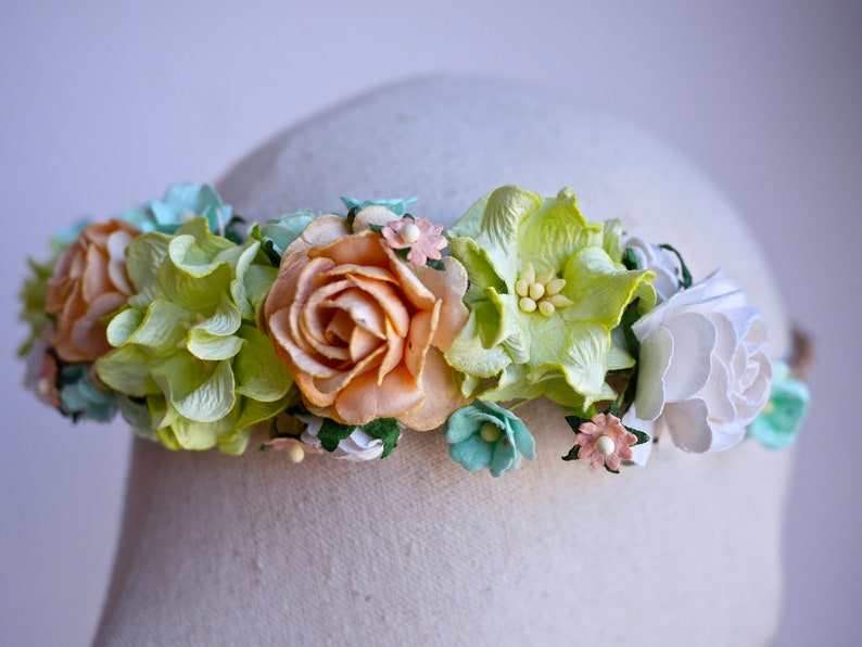 Haarreif aus Papierblumen, pastellgrüne und orangefarbene Hochzeitskrone
