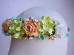 Haarreif aus Papierblumen, pastellgrüne und orangefarbene Hochzeitskrone