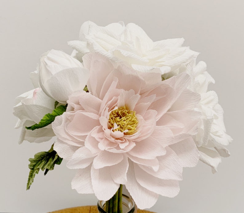 Pfingstrosen-Rosen-Brautstrauß aus Krepppapier, Boho-Stil, 25 Zoll, Rosa und Weiß