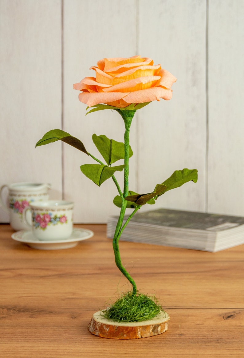 Lebensgroße Papierrose mit geschweiftem Stiel – Tischdekoration, Crepe Blume, Geburtsblume, Geburtstagsgeschenk, Schreibtisch- und Eventdeko