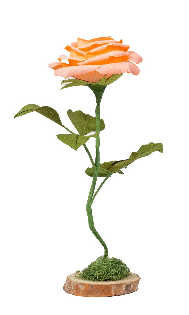 Lebensgroße Papierrose mit geschweiftem Stiel – Tischdekoration, Crepe Blume, Geburtsblume, Geburtstagsgeschenk, Schreibtisch- und Eventdeko