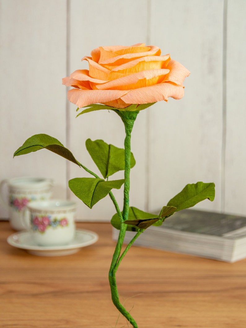 Lebensgroße Papierrose mit geschweiftem Stiel – Tischdekoration, Crepe Blume, Geburtsblume, Geburtstagsgeschenk, Schreibtisch- und Eventdeko