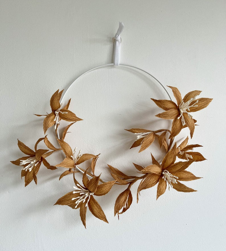 Krepppapier Blumenkranz Handgemachte Blumendekoration 32 cm