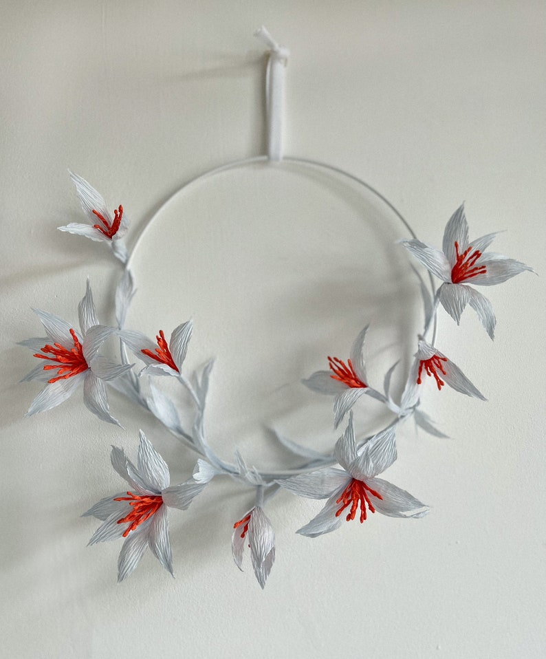 Krepppapier Blumenkranz Handgemachte Blumendekoration 32 cm