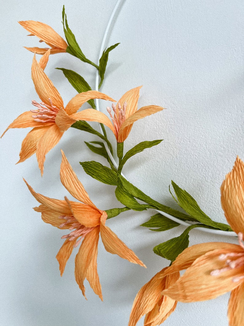 Krepppapier Blumenkranz Handgemachte Blumendekoration 32 cm