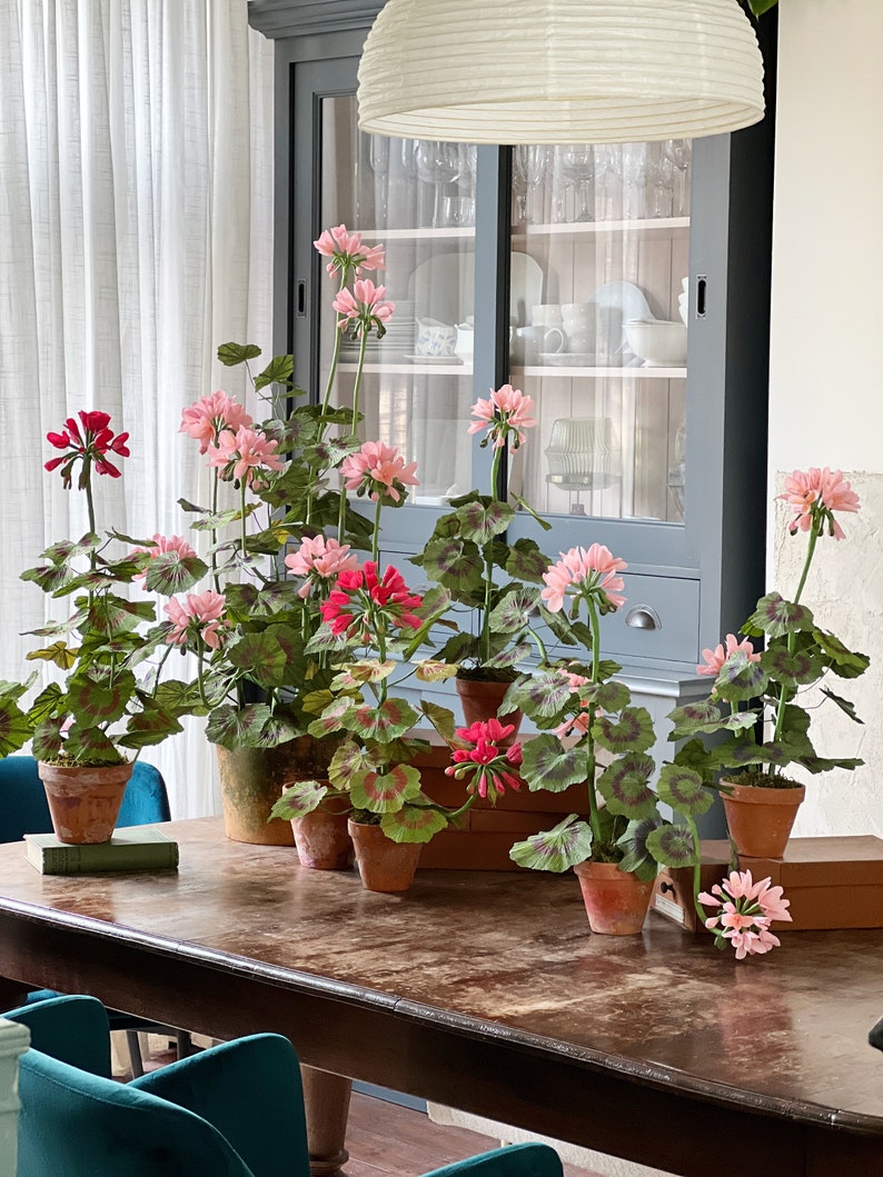 Geranie aus Krepppapier im Terrakotta Blumentopf, Rosa Papierblumen-Arrangement, 62 cm Hoch