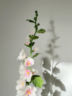 Krepppapier Stockrose im Terrakotta Topf, handgefertigte Papierblume, 63 cm hoch, englischer Gartenstil