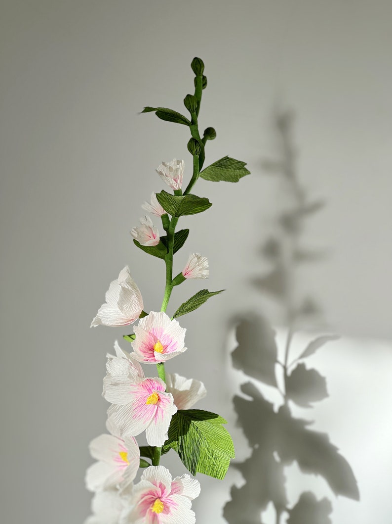Krepppapier Stockrose im Terrakotta Topf, handgefertigte Papierblume, 63 cm hoch, englischer Gartenstil