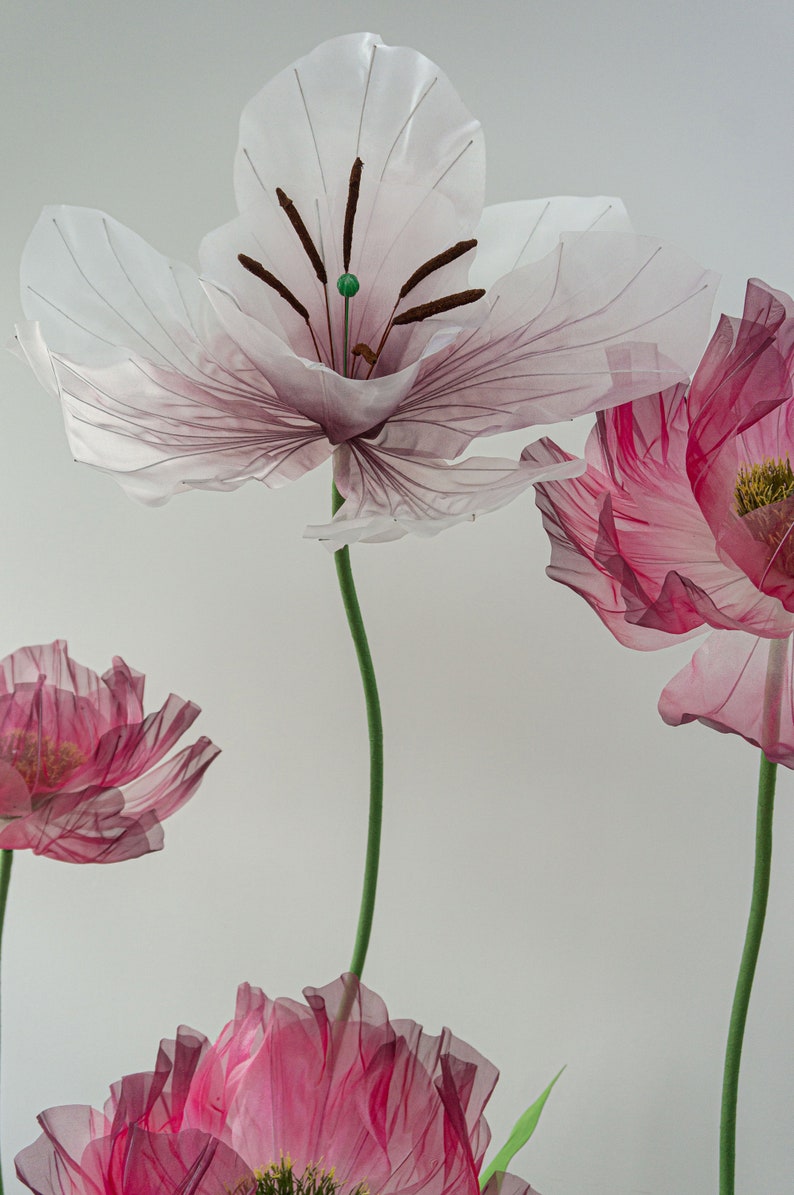 Übergroße Mohnblumen und Narzissen Organza Blumen Hintergrund Deko mit Beleuchtung, Frühlingsdekoration