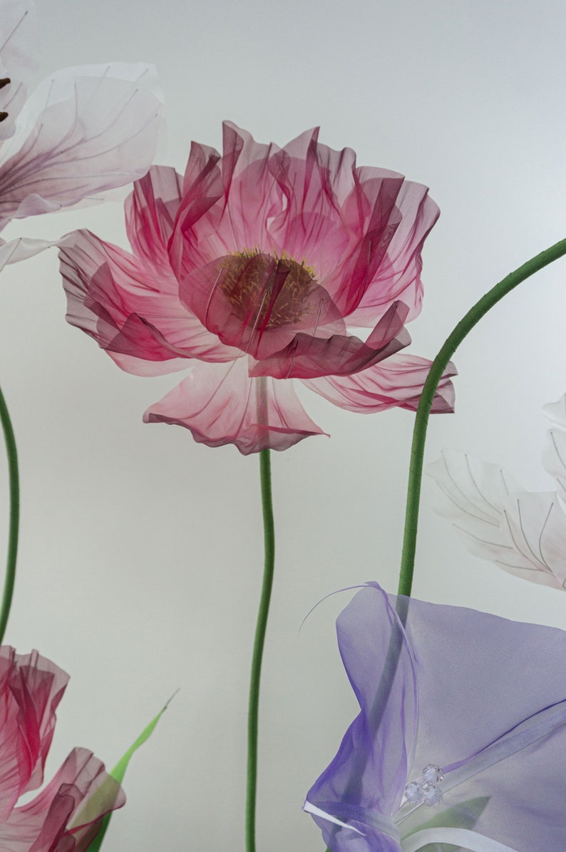Übergroße Mohnblumen und Narzissen Organza Blumen Hintergrund Deko mit Beleuchtung, Frühlingsdekoration