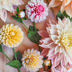 Dahlienstrauß aus Krepppapier, handgefertigte Sommerblumen