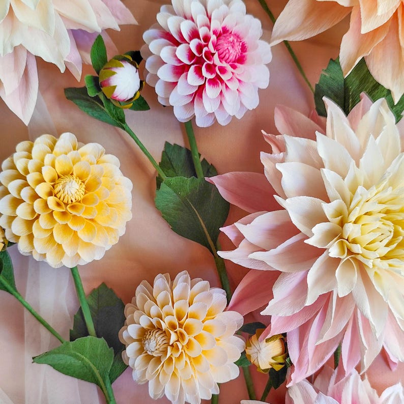 Dahlienstrauß aus Krepppapier, handgefertigte Sommerblumen