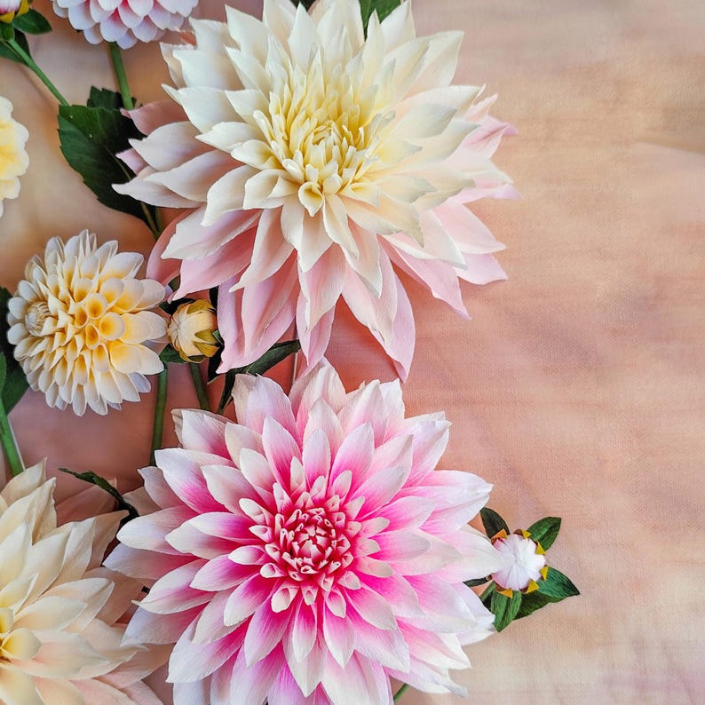 Dahlienstrauß aus Krepppapier, handgefertigte Sommerblumen