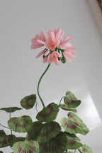 Geranie aus Krepppapier im Terrakotta Blumentopf, Rosa Papierblumen-Arrangement, 62 cm Hoch