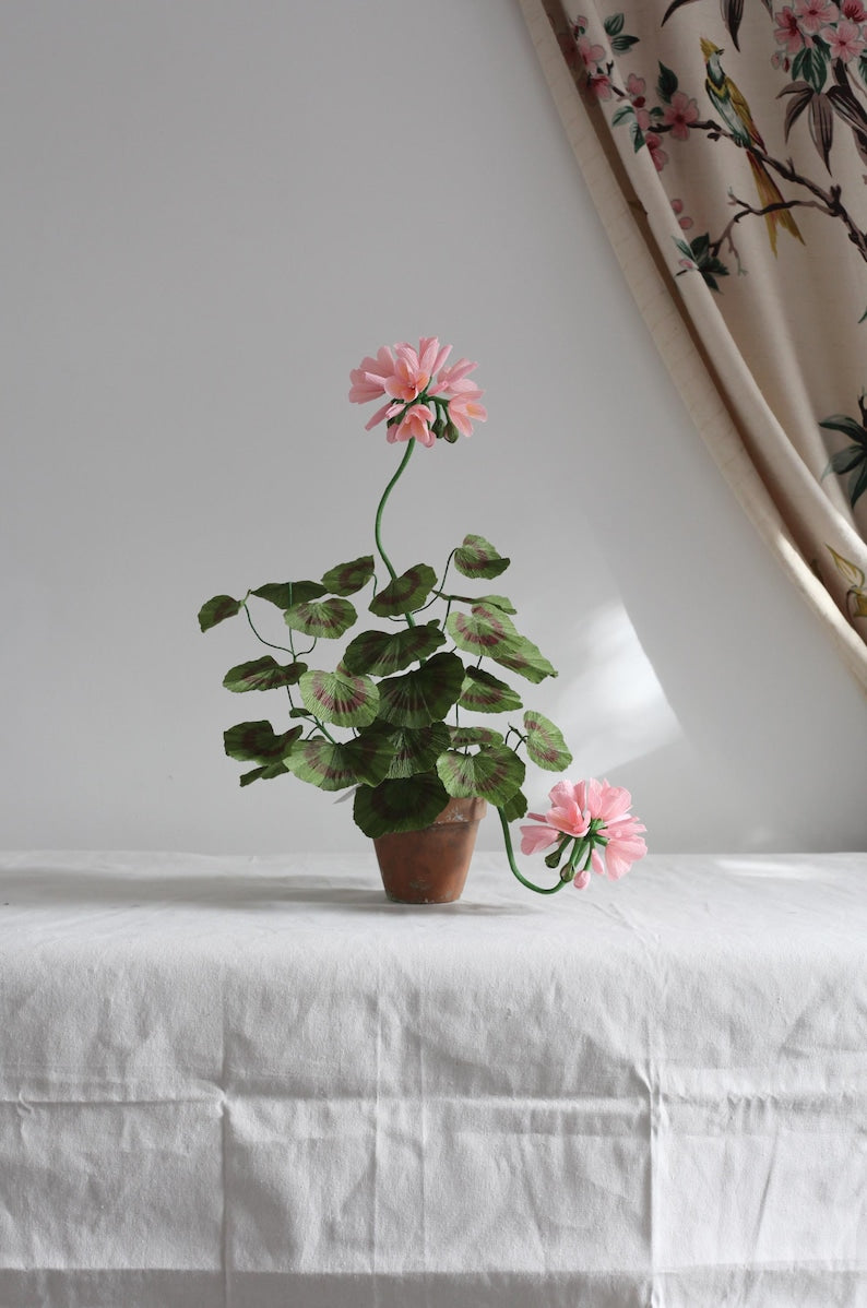 Geranie aus Krepppapier im Terrakotta Blumentopf, Rosa Papierblumen-Arrangement, 62 cm Hoch