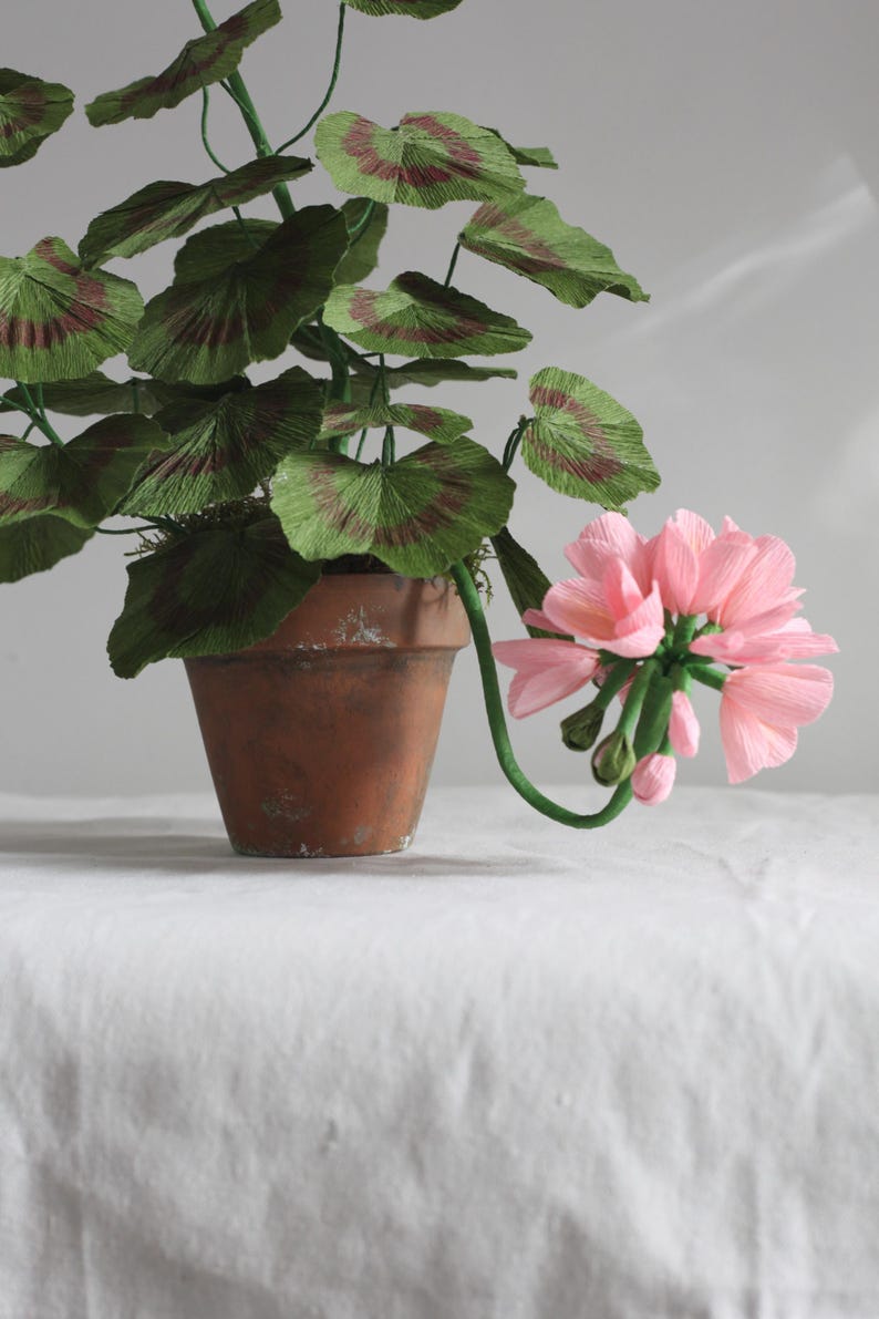 Geranie aus Krepppapier im Terrakotta Blumentopf, Rosa Papierblumen-Arrangement, 62 cm Hoch