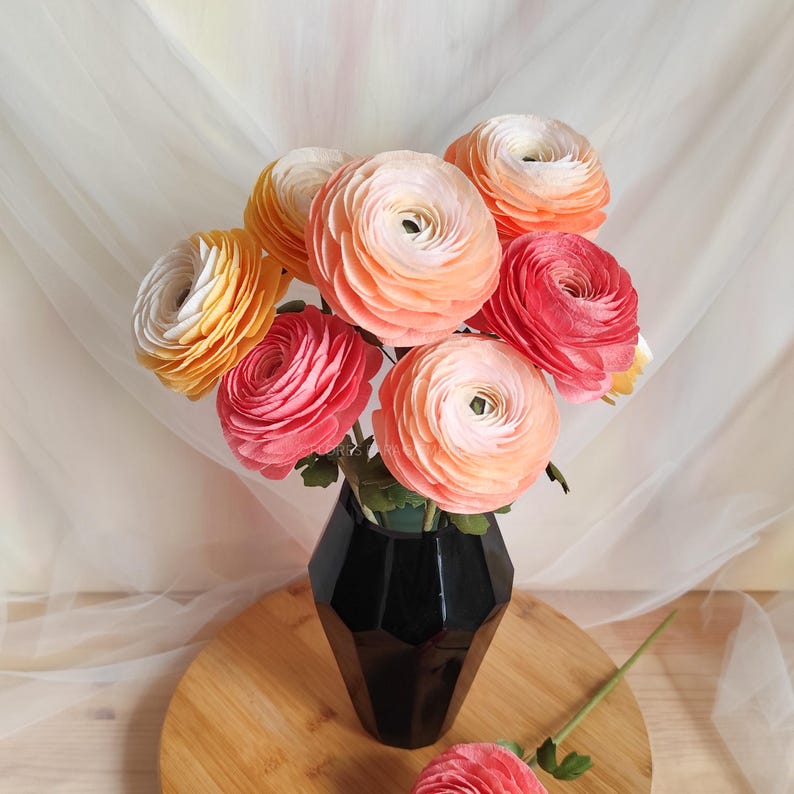 Ranunkel Blumenstrauß aus Krepppapier, Frühlingsdekoration, 30 cm, 3-12 Blumen, Handgefertigt
