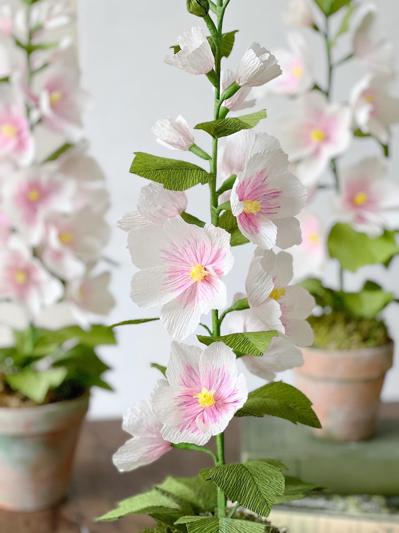 Krepppapier Stockrose im Terrakotta Topf, handgefertigte Papierblume, 63 cm hoch, englischer Gartenstil
