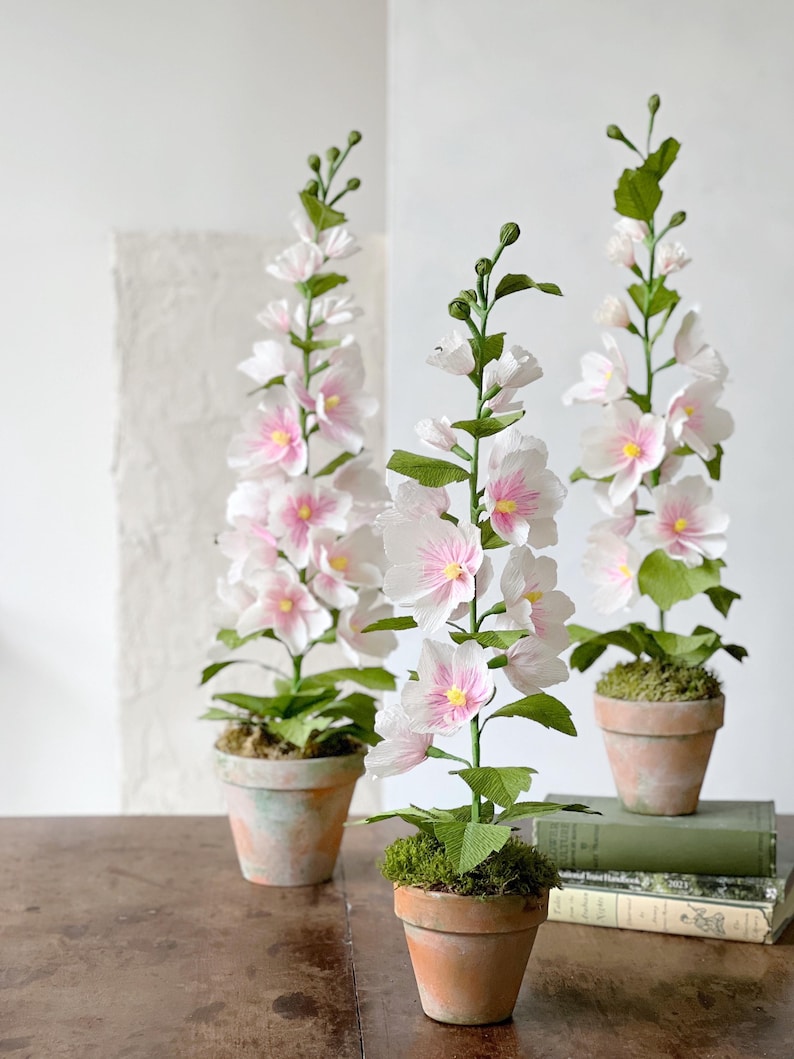 Krepppapier Stockrose im Terrakotta Topf, handgefertigte Papierblume, 63 cm hoch, englischer Gartenstil