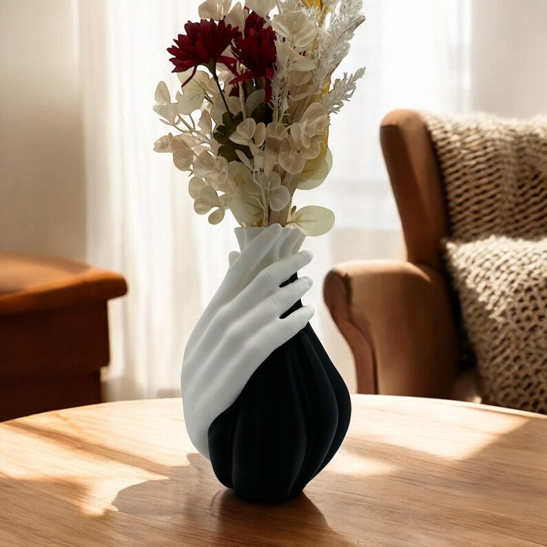 Moderne Skulpturvase mit umarmenden Händen, 21 cm, Premium PLA, zeitgenössisches Herzstück