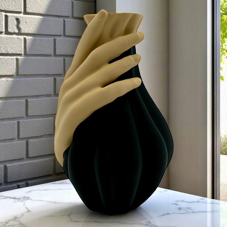 Moderne Skulpturvase mit umarmenden Händen, 21 cm, Premium PLA, zeitgenössisches Herzstück