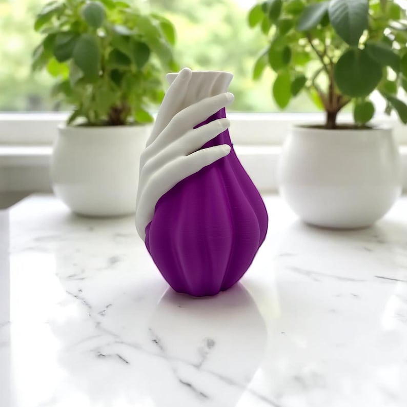 Moderne Skulpturvase mit umarmenden Händen, 21 cm, Premium PLA, zeitgenössisches Herzstück
