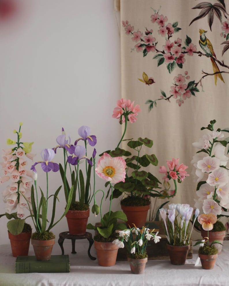Geranie aus Krepppapier im Terrakotta Blumentopf, Rosa Papierblumen-Arrangement, 62 cm Hoch