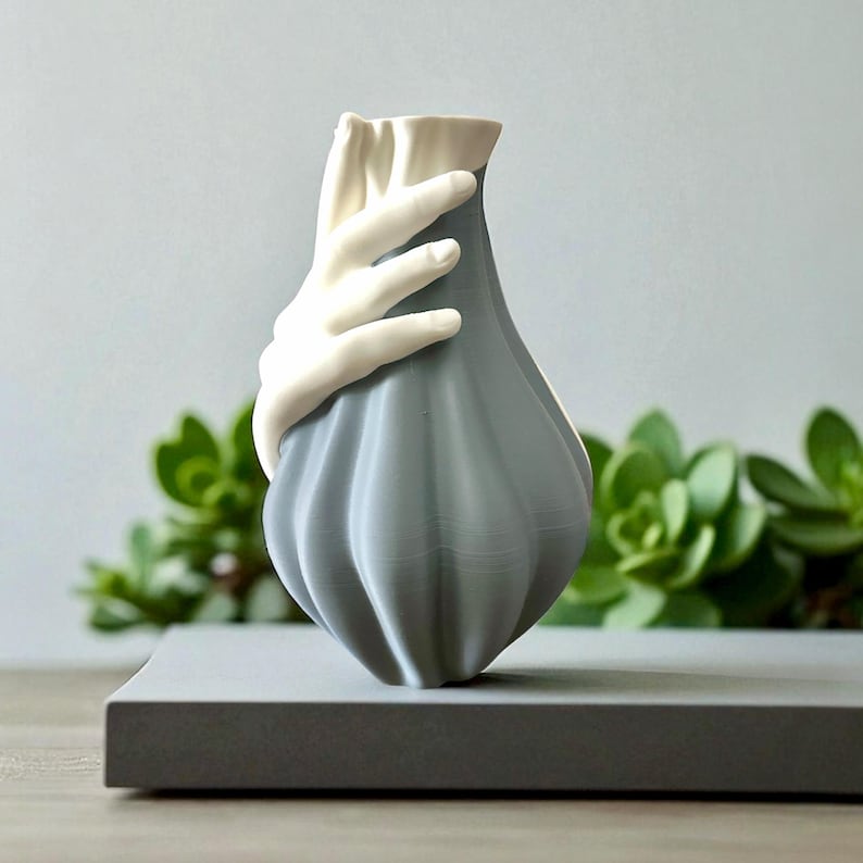 Moderne Skulpturvase mit umarmenden Händen, 21 cm, Premium PLA, zeitgenössisches Herzstück