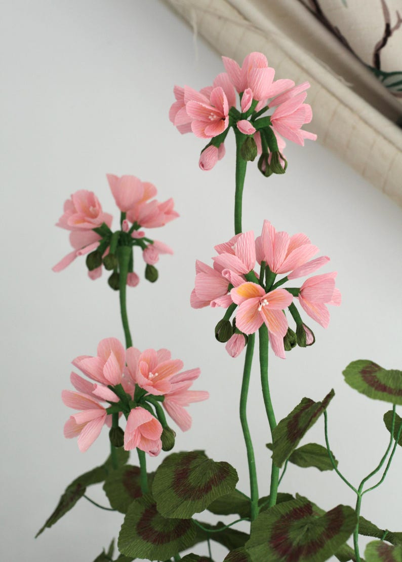 Große rosa Papiergeranie im Terrakottatopf 67 cm Krepppapierblume