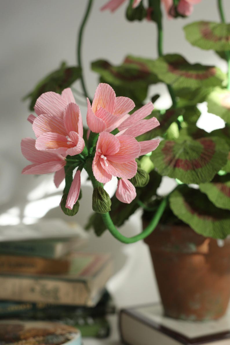 Große rosa Papiergeranie im Terrakottatopf 67 cm Krepppapierblume
