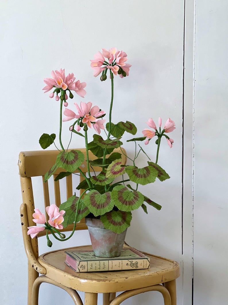 Große rosa Papiergeranie im Terrakottatopf 67 cm Krepppapierblume