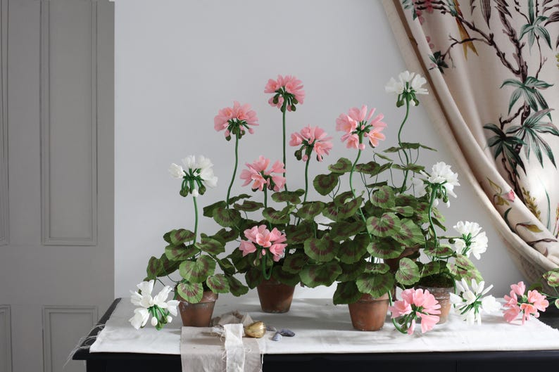 Große rosa Papiergeranie im Terrakottatopf 67 cm Krepppapierblume