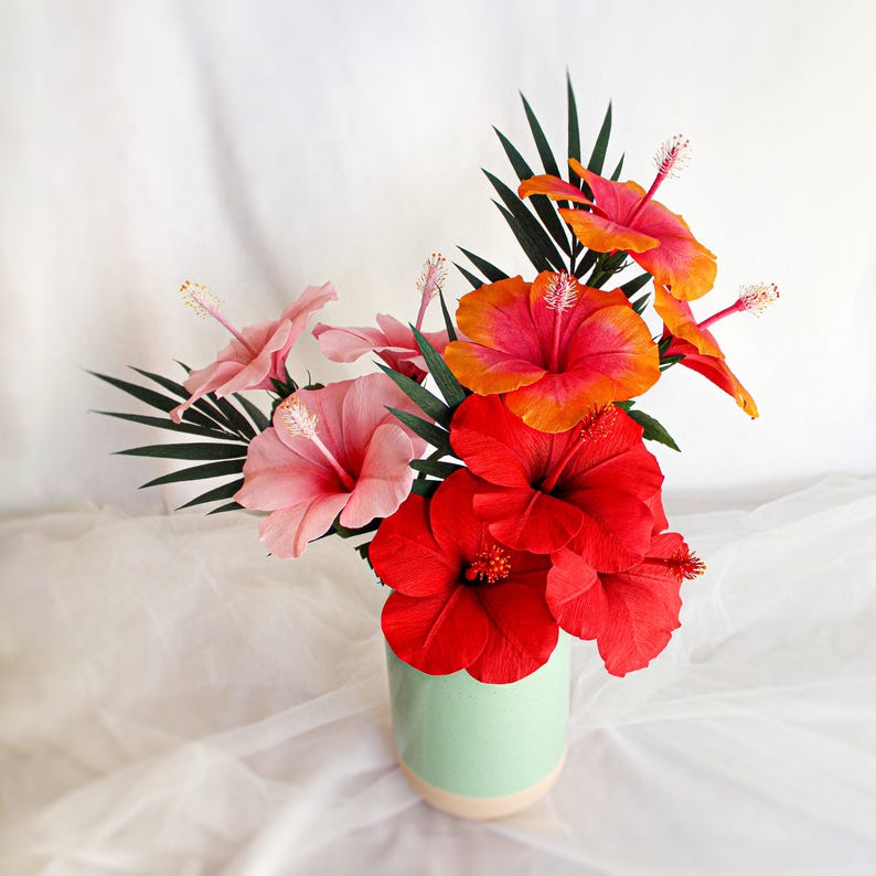 Hibiskus Papierblumen, tropischer Kreppstrauß für Strandhochzeit, Sommerdeko