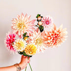 Dahlienstrauß aus Krepppapier, handgefertigte Sommerblumen
