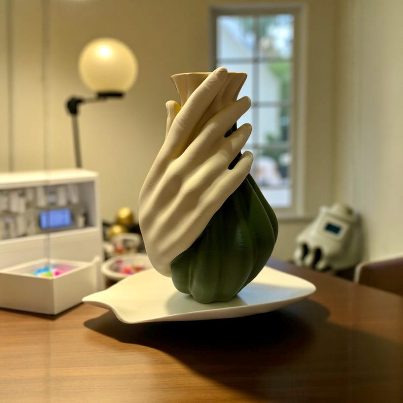 Moderne Skulpturvase mit umarmenden Händen, 21 cm, Premium PLA, zeitgenössisches Herzstück