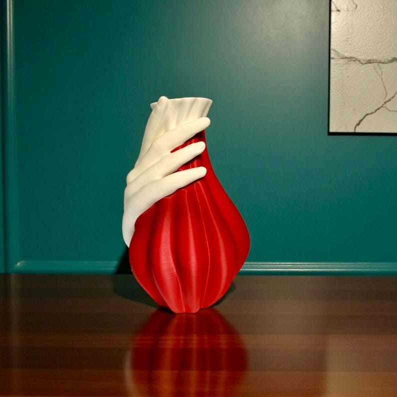 Moderne Skulpturvase mit umarmenden Händen, 21 cm, Premium PLA, zeitgenössisches Herzstück