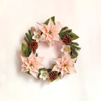 Weihnachtsstern-Kranz, Winter-Türdeko, Krepppapierblumen, Tannenzapfen, 40 cm, festliche Wanddekoration