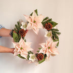 Weihnachtsstern-Kranz, Winter-Türdeko, Krepppapierblumen, Tannenzapfen, 40 cm, festliche Wanddekoration