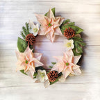 Weihnachtsstern-Kranz, Winter-Türdeko, Krepppapierblumen, Tannenzapfen, 40 cm, festliche Wanddekoration