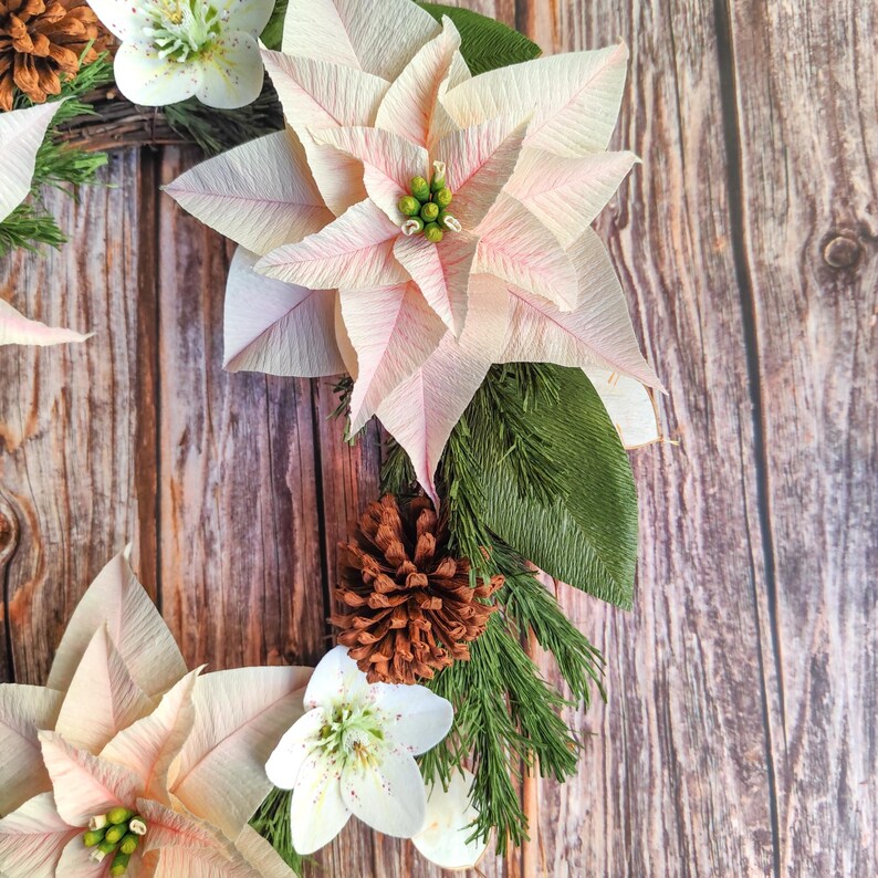 Weihnachtsstern-Kranz, Winter-Türdeko, Krepppapierblumen, Tannenzapfen, 40 cm, festliche Wanddekoration