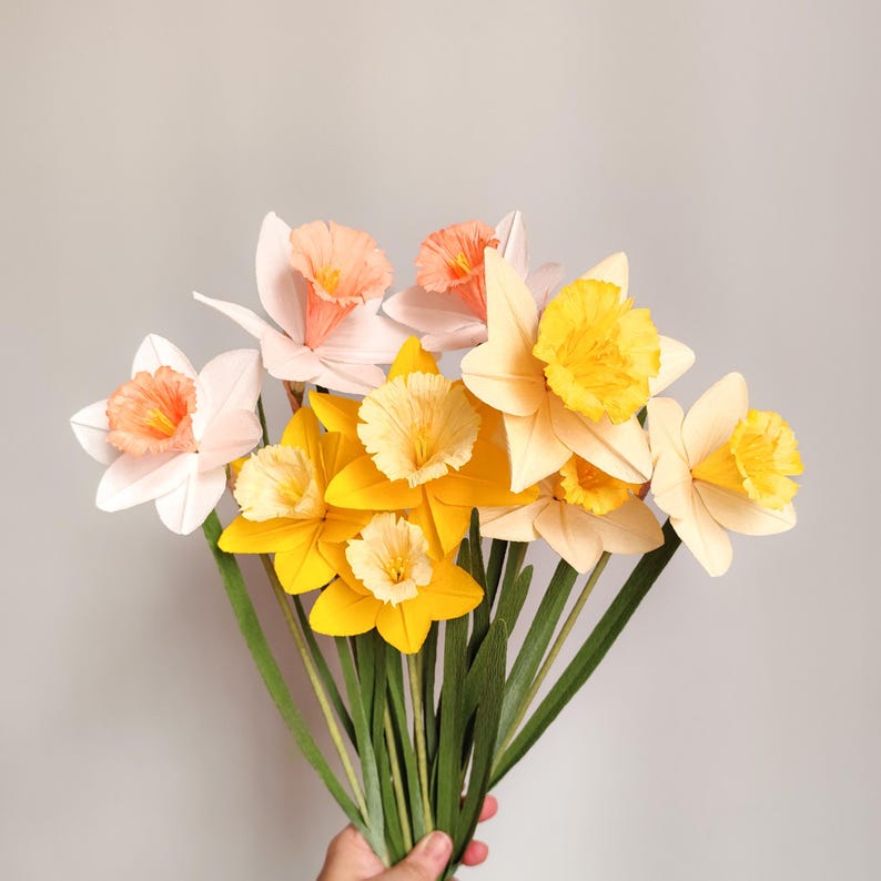 Krepppapier Narzissen realistische Papierblumen, Frühlingsstrauß handgemachte Blumen, Hochzeit Deko