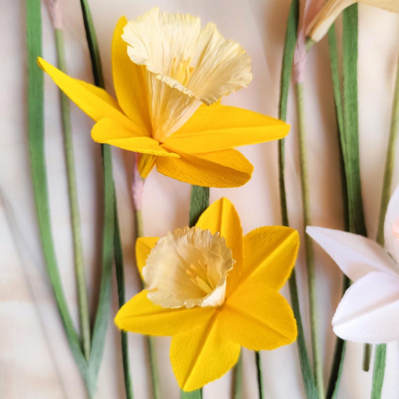 Krepppapier Narzissen realistische Papierblumen, Frühlingsstrauß handgemachte Blumen, Hochzeit Deko