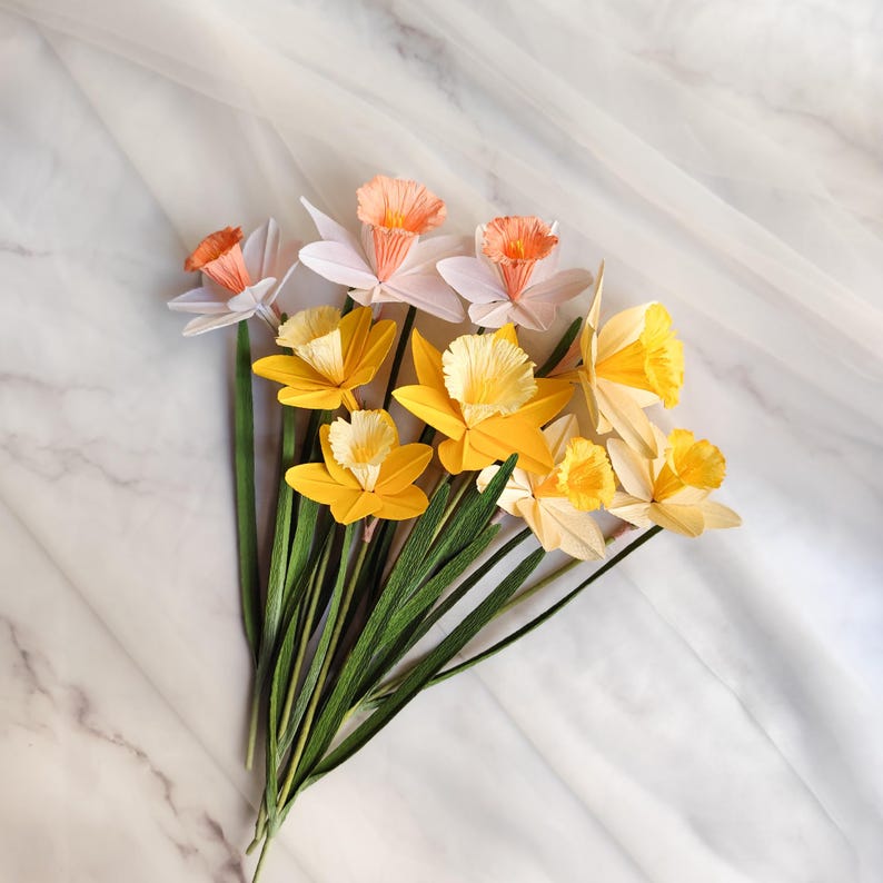 Krepppapier Narzissen realistische Papierblumen, Frühlingsstrauß handgemachte Blumen, Hochzeit Deko