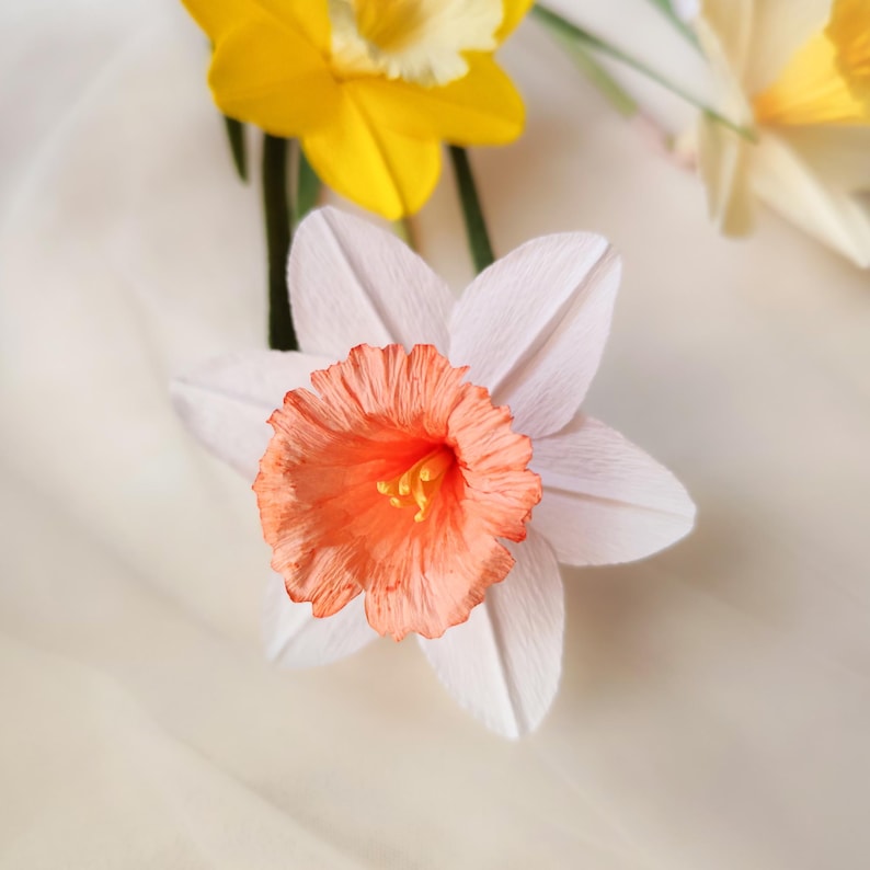 Krepppapier Narzissen realistische Papierblumen, Frühlingsstrauß handgemachte Blumen, Hochzeit Deko