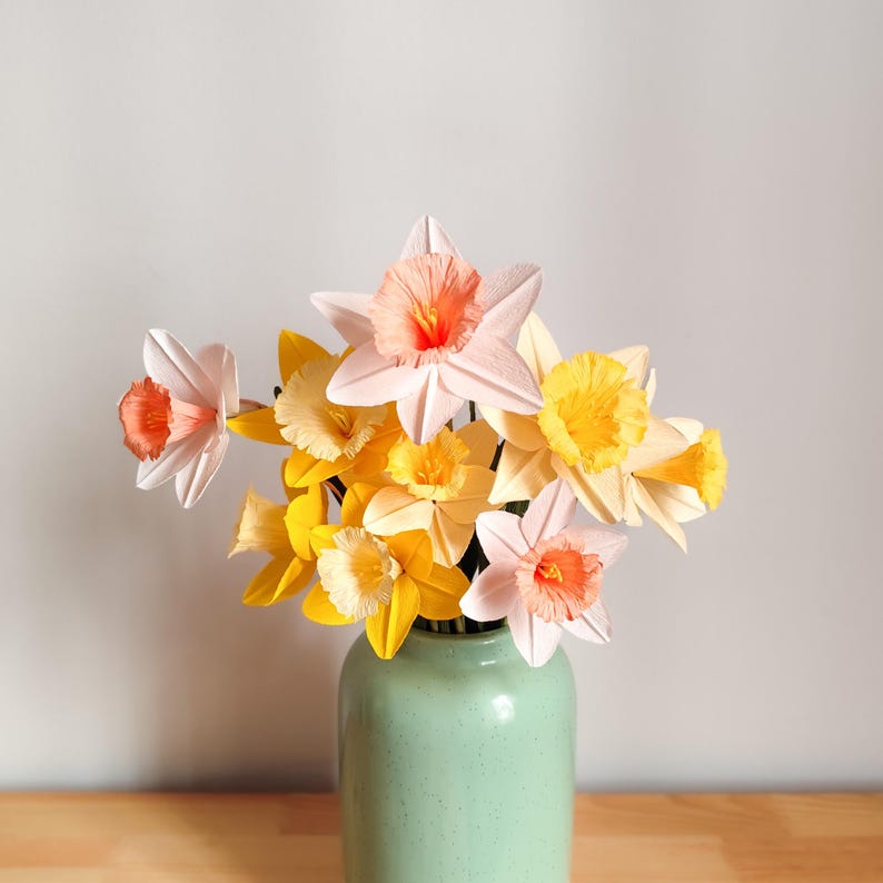 Krepppapier Narzissen realistische Papierblumen, Frühlingsstrauß handgemachte Blumen, Hochzeit Deko