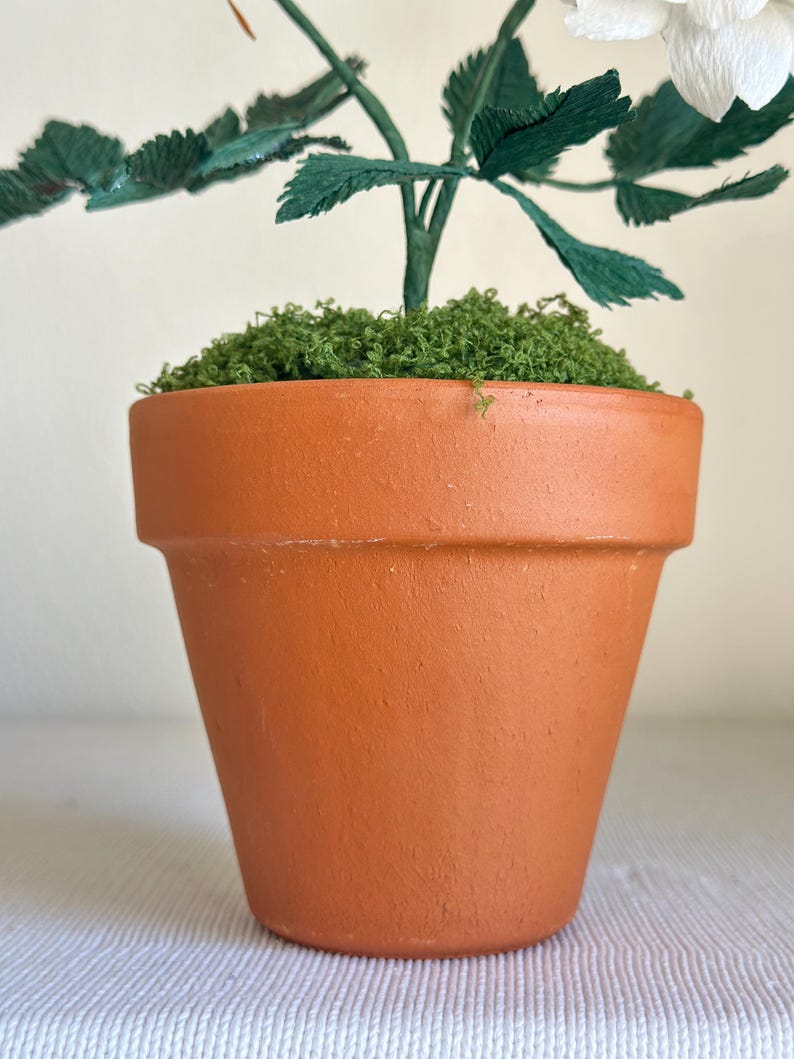 Handgemachte weiße Krepppapier-Rose im Terrakotta-Topf, künstliche Rosenpflanze, botanische Skulptur, 45 cm