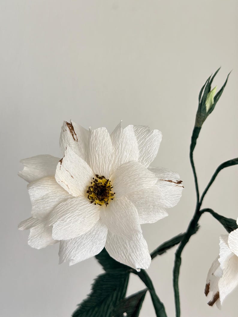 Handgemachte weiße Krepppapier-Rose im Terrakotta-Topf, künstliche Rosenpflanze, botanische Skulptur, 45 cm